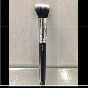 MAC 130 Short Duo Fibre Brush